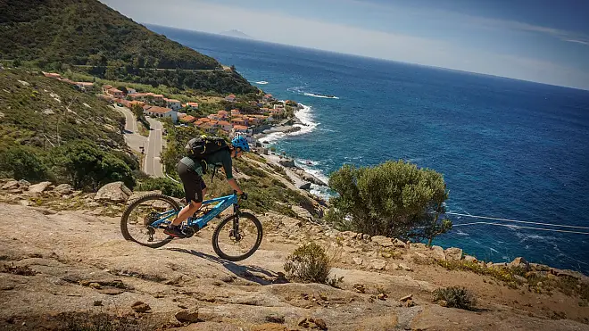 Herbst Saisonsfinale mit dem E-MTB auf Elba Coole Trails mit Sonne